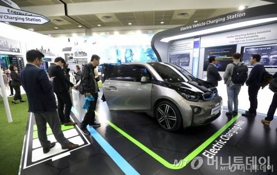 지난해 10월 10일 서울 강남코엑스에서 열린 '에너지 플러스 2018' 통합 전시회에서 삼성SDI 전기차 베터리 셀이 장착된 차량이 전시되고 있다./사진=뉴시스 mangusta@newsis.com <저작권자ⓒ 공감언론 뉴시스통신사. 무단전재-재배포 금지.>