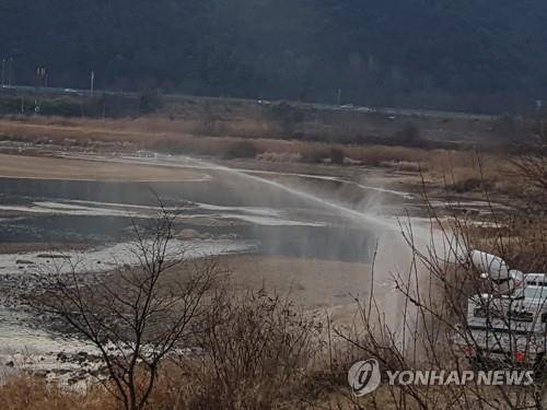 철새 도래지 AI 차단 방역 [연합뉴스 자료사진]