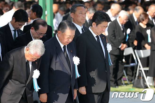 아베 신조 일본 총리(앞줄 오른쪽)가 작년 8월6일 히로시마 평화기념공원에서 '원폭 희생자위령식·평화기원식'에 참석, 묵념하고 있다. © AFP=뉴스1