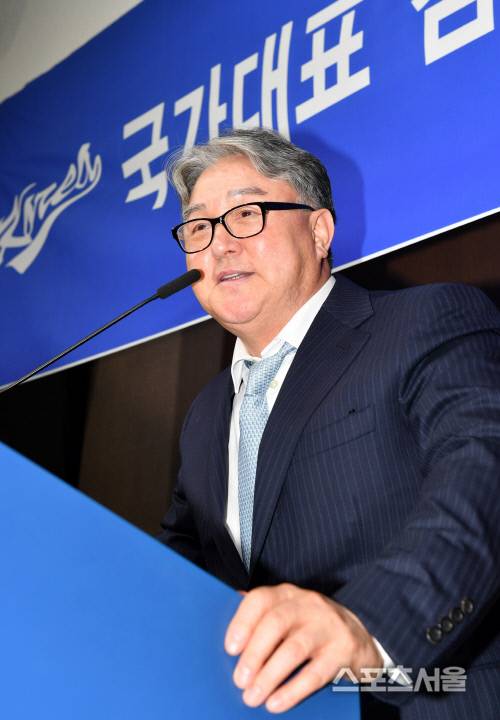 한국야구대표팀 김경문 감독이 김시진 기술위원장의 선임발표에 이어 출사표를 던진후  기자회견을 하고 있다. 정운찬 KBO총재, 김시진 기술위원장도 회견장에 남아 김경문 감독의 이야기를 듣고  있어 눈길을 끌었다.2019.01.28. 도곡동 | 강영조기자kanjo@sportsseoul.com