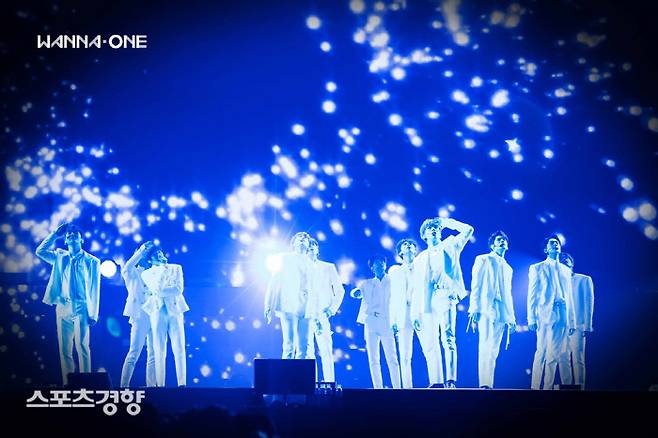지난 24일부터 27일까지 서울 고척스카이돔에서 열린 그룹 워너원의 마지막 콘서트 ‘데어포어’의 한 장면. 사진 CJ ENM