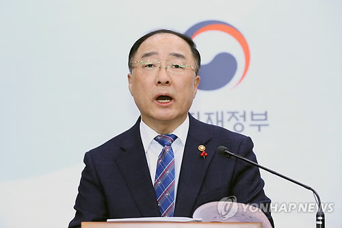 예타면제 대상 발표하는 홍남기 부총리 (세종=연합뉴스) 진성철 기자 = 홍남기 경제부총리 겸 기획재정부 장관이 29일 세종시 정부세종청사 기획재정부에서 예비타당성조사 면제 대상에 대해 발표하고 있다. 2019.1.29