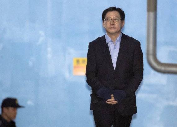 '드루킹' 댓글 조작 공모 혐의를 받는 김경수 경남지사가 30일 오후 서초구 서울중앙지법에서 열린 선고공판에서 징역 2년의 실형을 선고받고 법정구속된 뒤 호송차로 향하고 있다. /사진=연합 지면화상