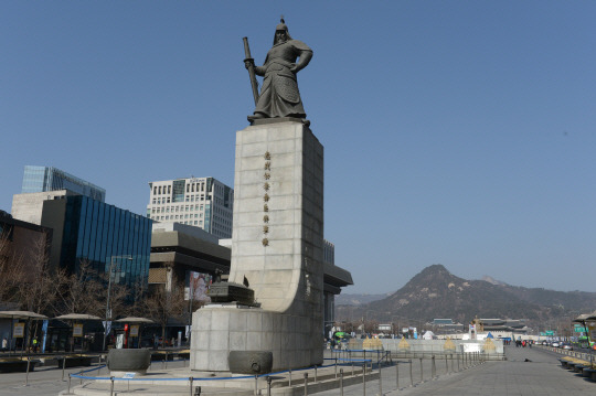 30일 서울 종로구 세종대로 광화문광장에 우뚝 서 있는 이순신 장군 동상. 최근 서울시가 이순신 장군 동상의 이전안을 담은 새 광화문광장 설계안을 발표하자 시민들 사이에서 갑론을박이 벌어지는 등 논란이 뜨겁다. 김호웅 기자 diverkim@