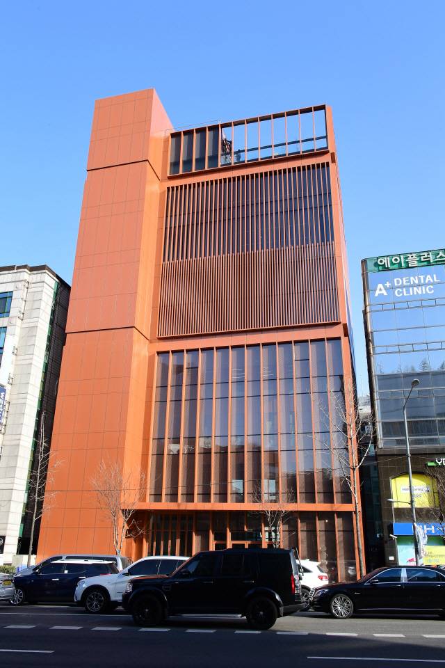 서울옥션 강남센터의 전경. 메탈 소재의 수직바가 건물의 무게감을 더해주고 있다.