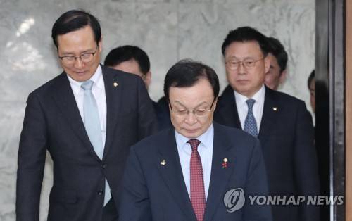 확대간부회의 참석하는 이해찬 (서울=연합뉴스) 하사헌 기자 = 더불어민주당 이해찬 대표가 30일 오전 국회에서 열린 확대간부회의에 참석하고 있다.  2019.1.30 toadboy@yna.co.kr