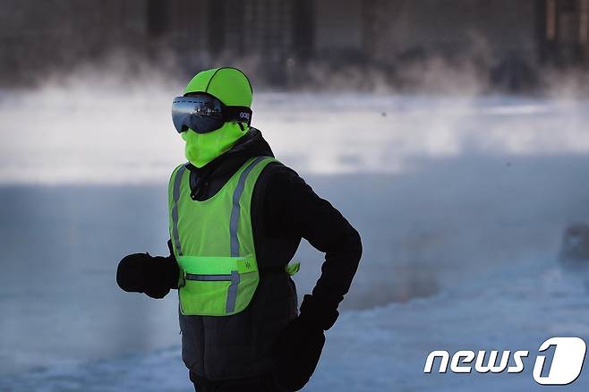 두건, 고글, 장갑 등으로 중무장 한채 시카고 시내를 조깅하고 있는 한 시민. © AFP=뉴스1