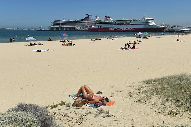 지난 24일(현지시간) 호주 멜버른 해변에서 시민들이 일광욕을 즐기고 있다. 멜버른｜EPA연합뉴스