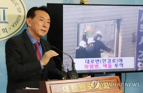 김석기 의원, 용산참사 강제진압 정당성 주장 (서울=연합뉴스) 김현태 기자 = 자유한국당 김석기 의원이 지난 21일 오후 국회 정론관에서 용산참사 관련 기자회견을 하고 있다. 용산참사 당시 서울경찰청장이던 김 의원은 이날 기자회견에서 관련 영상을 보여주며 강제진압의 정당성을 주장했다.  mtkht@yna.co.kr