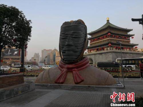 중국 시안의 시안중러우 앞에 세워졌던 '변검 병마용' 중국신문망 캡처