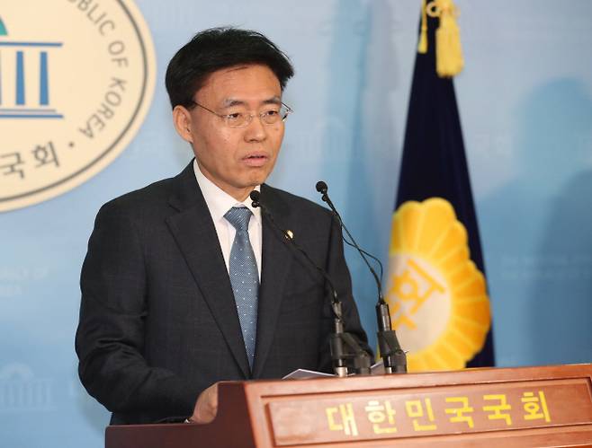최교일 자유한국당 의원이 1일 오후 국회 정론관에서 자신의 스트립바 출입 의혹을 부인하는 기자회견을 하고 있다. (사진=연합뉴스)