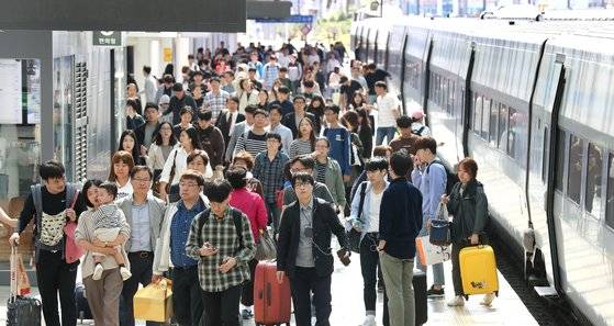 여성 차별적 명절 문화를 개선하자는 분위기 속에서 부모님 댁을 방문하는 순서로 인한 갈등도 늘고 있다. 사진은 지난해 9월 추석 귀성길 행렬 모습. [중앙포토]