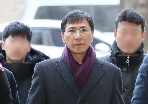 지위를 이용해 비서에게 성폭력을 가한 혐의로 기소된 안희정 전 충남지사가 지난 9일 서울 서초구 서울고등법원에서 열린 항소심 결심공판에 출석하기 위해 법정으로 향하고 있다.[연합뉴스]