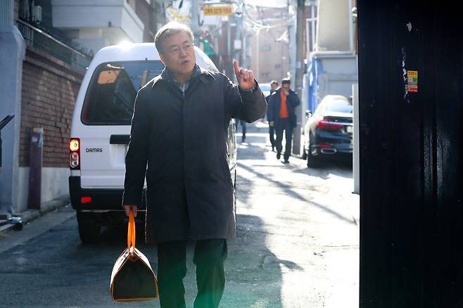 문재인 대통령이 1일 오전 도시락을 들고 서울 관악구 소재의 한 취약계층 가정으로 가고 있다. [사진 청와대]