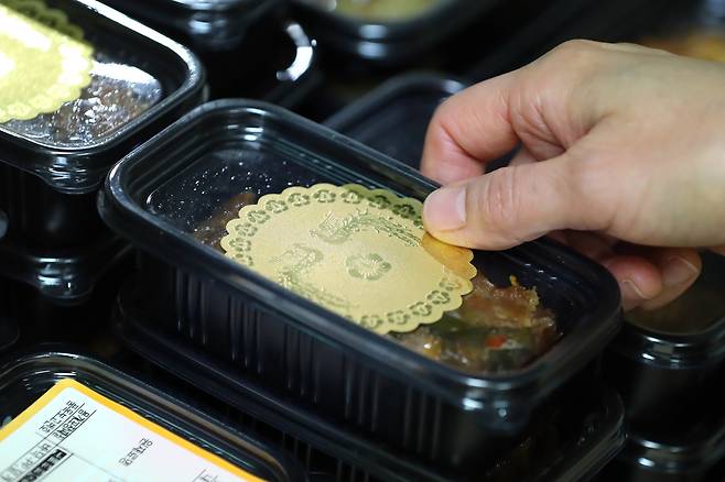 도시락에는 청와대 조리장이 만든 '매콤 닭강정'도 넣었다. [사진 청와대 ]