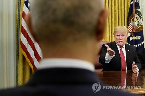 백악관서 대좌한 트럼프 미 대통령과 류허 중 부총리 (워싱턴 AFP=연합뉴스) 도널드 트럼프 미국 대통령(오른쪽)이 지난달 31일(현지시간) 백악관 오벌 오피스(대통령 집무실)에서 무역협상단을 이끌고 워싱턴DC를 방문한 류허 중국 부총리를 만나 발언하고 있다. ymarshal@yna.co.kr