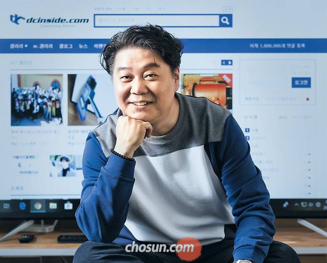 김유식 디시인사이드 대표가 지난달 28일 서울 강남구 본사 사무실에서 거대한 모니터 화면 앞에 앉아 있다. 김 대표는 “나는 하수(下手)라 흐름을 따라가는 것도 바쁘다”고 했다. 이용자들의 놀이터를 마련해주는 게 전부라는 것이다. 디시인사이드는 20년째 국내 최대 커뮤니티 사이트의 자리를 지키고 있다. / 김종연 영상미디어 기자