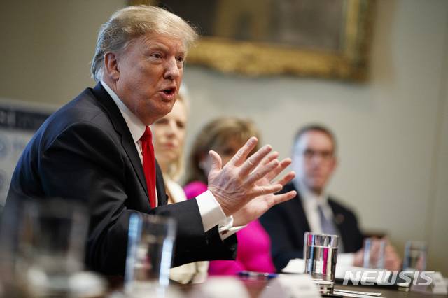 【워싱턴=AP/뉴시스】 도널드 트럼프 미국 대통령이 1일(현지시간) 백악관 각료회의실에서 국경장벽 건설과 관련해 의회의 승인 없이 추진하기 위해 국가비상사태를 선포할 '좋은 기회'가 있다고 밝혔다. 2019.02.01
