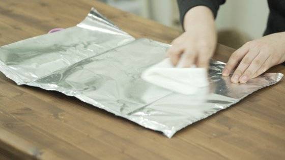 만드는 방법 1. 과자봉지 안쪽을 물티슈로 깨끗하게 닦는다. [사진 권소희]
