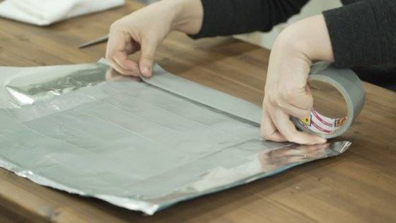 만드는 방법 2. 덕 테이프를 재단 전 안쪽에 붙인다. [사진 권소희]