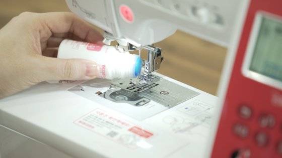 만드는 방법 5-1. 소잉 실리콘을 바늘에 바르는 모습. [사진 권소희]