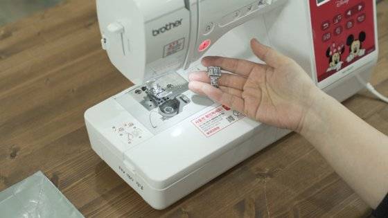 만드는 방법 6. 지퍼 노루발로 교체 후 바늘 위치는 가운데로 이동한다. 땀 길이는 3.5mm. [사진 권소희]
