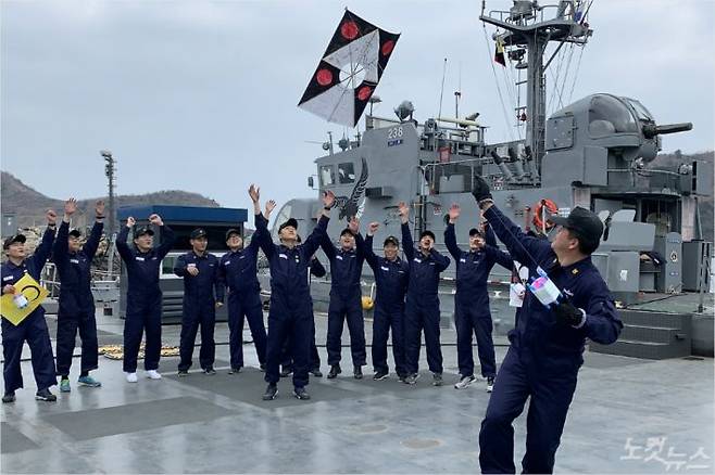 2일 어청도에 전개해있는 2함대 고속정편대 장병들이 충무공 이순신 제독이 임진왜란 당시 아군과 신호를 주고 받기 위해 사용한 전술신호연을 직접 제작한 후 날리고 있다.(해군 제공)       어청도에 전개해있는 2함대 고속정편대 장병들이 충무공 이순신 제독이 임진왜란 당시 아군과 신호를 주고 받기 위해 사용한 전술신호연을 직접 제작한 후 날리고 있다.    어청도에 전개해있는 2함대 고속정편대 장병들이 충무공 이순신 제독이 임진왜란 당시 아군과 신호를 주고 받기 위해 사용한 전술신호연을 직접 제작한 후 날리고 있다.