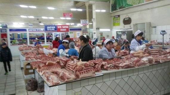 몽골 울란바토르시장에서 상인들이 돼지고기 등 육류를 팔고 있다./사진=유선준 기자