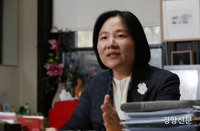 고려대 국어국문과 신지영 교수. 사진·김영민 기자