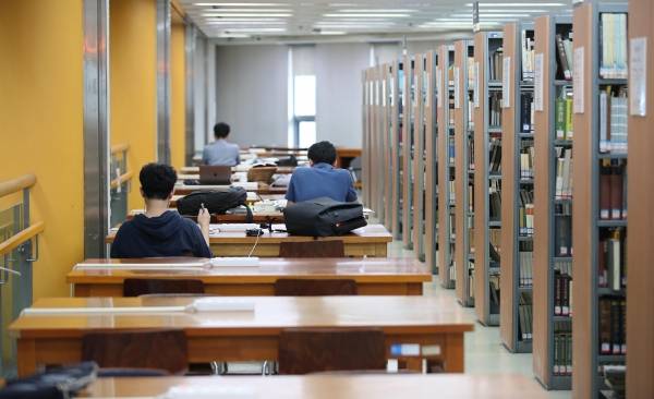 학생 등 연구자들에게 학술논문 데이터베이스(DB)에 대한 접근권은 기본권과 같다는 지적이 나온다. ⓒ연합뉴스