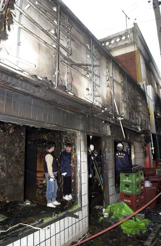 2002년 군산시 개복동 유흥업소 화재 현장을 화재 감식반이 점검하고 있다. [중앙포토]