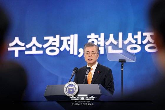 문재인 대통령이 지난달 17일 울산 남구 울산시청에서 열린 전국경제투어 '수소경제와 미래에너지, 울산에서 시작됩니다' 수소경제 전략보고회에서 인사말하고 있다. 이 자리에서 문 대통령은 "2030년 수소차와 연료전지에서 모두 세계 시장 점유율 1위를 하는 것이 우리의 목표"라며 "그 중심에 울산이 있다"고 말했다. [뉴스1]