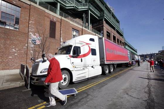 스프링 트레이닝이 필요한 장비를 가득 실은 보스턴 레드삭스의 대형 트럭. [연합뉴스]