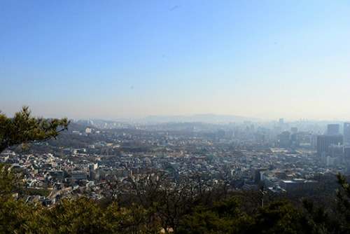 인왕산에서 바라본 서울시 전경.