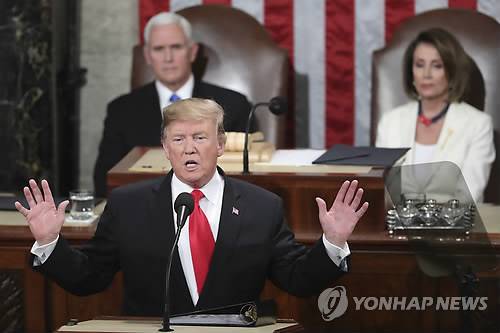 신년 국정연설하는 트럼프 美대통령 (워싱턴 AP=연합뉴스) 도널드 트럼프 미국 대통령이 5일(현지시간) 워싱턴DC 연방의회에서 낸시 펠로시(오른쪽) 하원의장과 마이크 펜스 부통령이 지켜보는 가운데 상하원 합동 신년 국정연설을 하고 있다. leekm@yna.co.kr