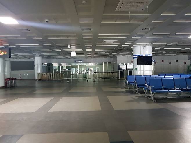 평소 이용객이 없어 썰렁한 양양공항 여객터미널의 대합실. [블로그캡쳐]