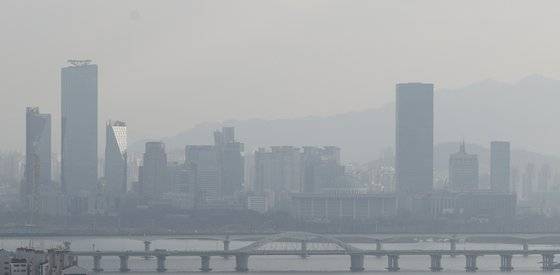 지난달 22일 서울 여의도 일대가 미세먼지로 뿌옇다. [뉴스1]