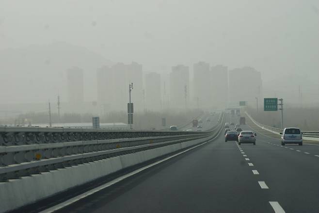 중국 산둥성 칭다오 인근 고속도로. 주변에 새로 들어서고 있는 아파트 단지들이 스모그에 쌓여 있다. 칭다오=강찬수 기자