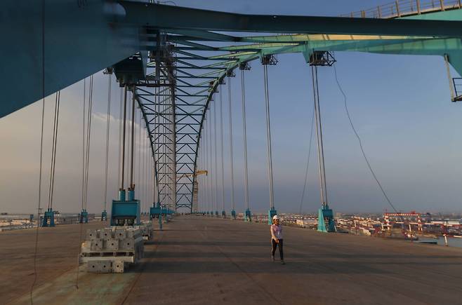 올해 안에 완공될 예정인 상하이-난퉁 양쯔강 대교. 길이가 11km에 이르며 아래에는 하부에는 철로 4개가, 상부에는 6개 차로의 고속도로가 들어서게 된다. [EPA=연합뉴스]