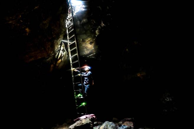 도로가 입구에서 사다리를 타고 7~8m 내려가면 완전히 다른 세상이 펼쳐진다. 이준헌 기자 ifwedont@kyunghyang.com