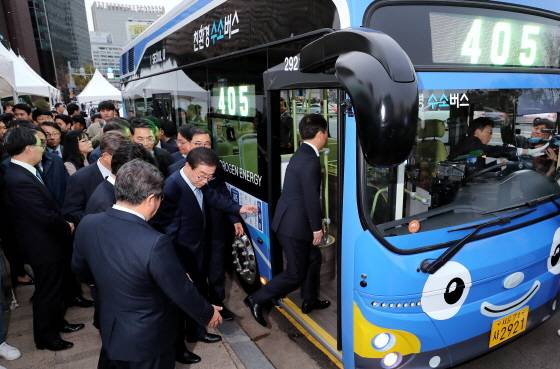 박원순 서울시장과 성윤모 산업통상부 장관, 조명래 환경부 장관, 이병훈 광주광역시문화경제부 시장 등이 2018년 11월 21일 오후 서울광장에서 수소버스에 탑승하고 있다./사진=뉴스1