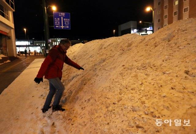 오타루 역(小樽驛) 앞 거리에  계속 내린 눈더미가 사람  키  보다 높다. 김동주기자 zoo@dong