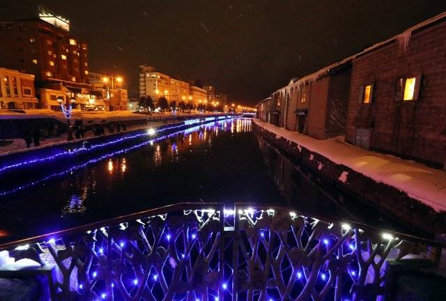 오타루운하(小樽運河) 산책로쪽 가스등뿐만아니라 다리 난간과 산책로 옆으로도 일루미네이션을 했다. 김동주기자 zoo@donga.com