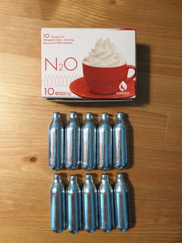 본보 기자가 7일 인터넷 오픈마켓에서 구입한 휘핑가스(아산화질소) 캡슐. 조금만 흡입해도 몸이 마비돼 숨질 수도 있다. 고도예기자 yea@donga.com