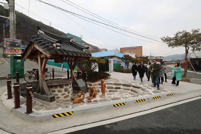 충남 공주시 봉황동 구도심에 있는 한옥을 리모델링해 관광객 숙소로 운영하는 권오상씨가 지난달 12일 오후 투숙객들을 상대로 마을 주변을 둘러보며 설명해주고 있다. 공주/강창광 기자 chang@hani.co.kr