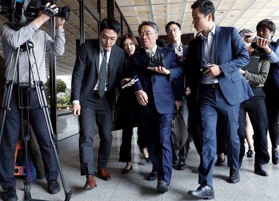 '양승태 사법부' 당시 사법농단 의혹사건 '키맨'으로 지목되는 임종헌 전 법원행정처 차장이 지난해 10월 검찰에 출석하는 모습. 임 전 차장은 지난달 '정치인 관련 재판개입' 혐의로 검찰에 추가 기소됐다. [뉴스1]