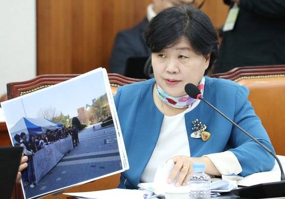 2015년 재판 중인 지인 아들의 재판을 청탁했다는 의심을 받는 더불어민주당 서영교 의원이 지난해 10월 교육위원회 국정감사에서 질의하는 모습. 서 의원은 재판청탁이 아닌 억울한 시민에 대한 선처를 요청한 것이라 해명하고 있다. [연합뉴스]