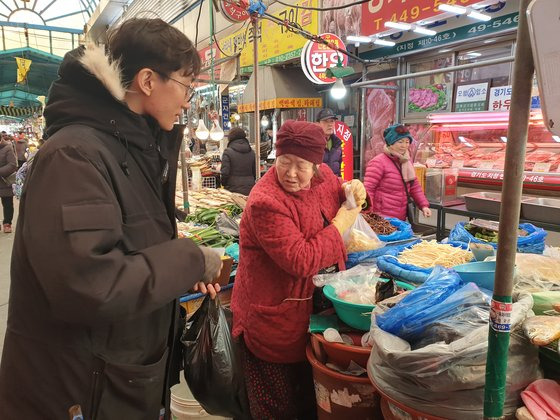 설 차례상을 차릴 재료를 사는 데에만 1시간 30분이 걸렸다. 이병준 기자