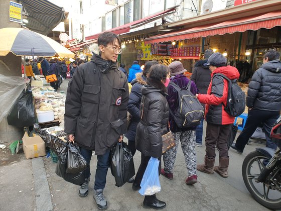 장보기를 끝내니 양손이 묵직했다. 손가락이 아플 정도였다. 이병준 기자