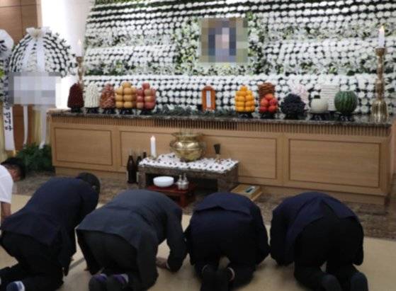 한국에는 삼일장이라는 전통이 있다. 남겨진 가족이 상주를 맡고 여기저가서 찾아오는 지인들은 맞이한다. [중앙포토]